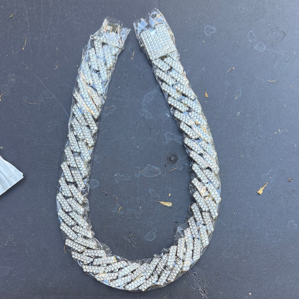 Elegant Silver Women's Necklace